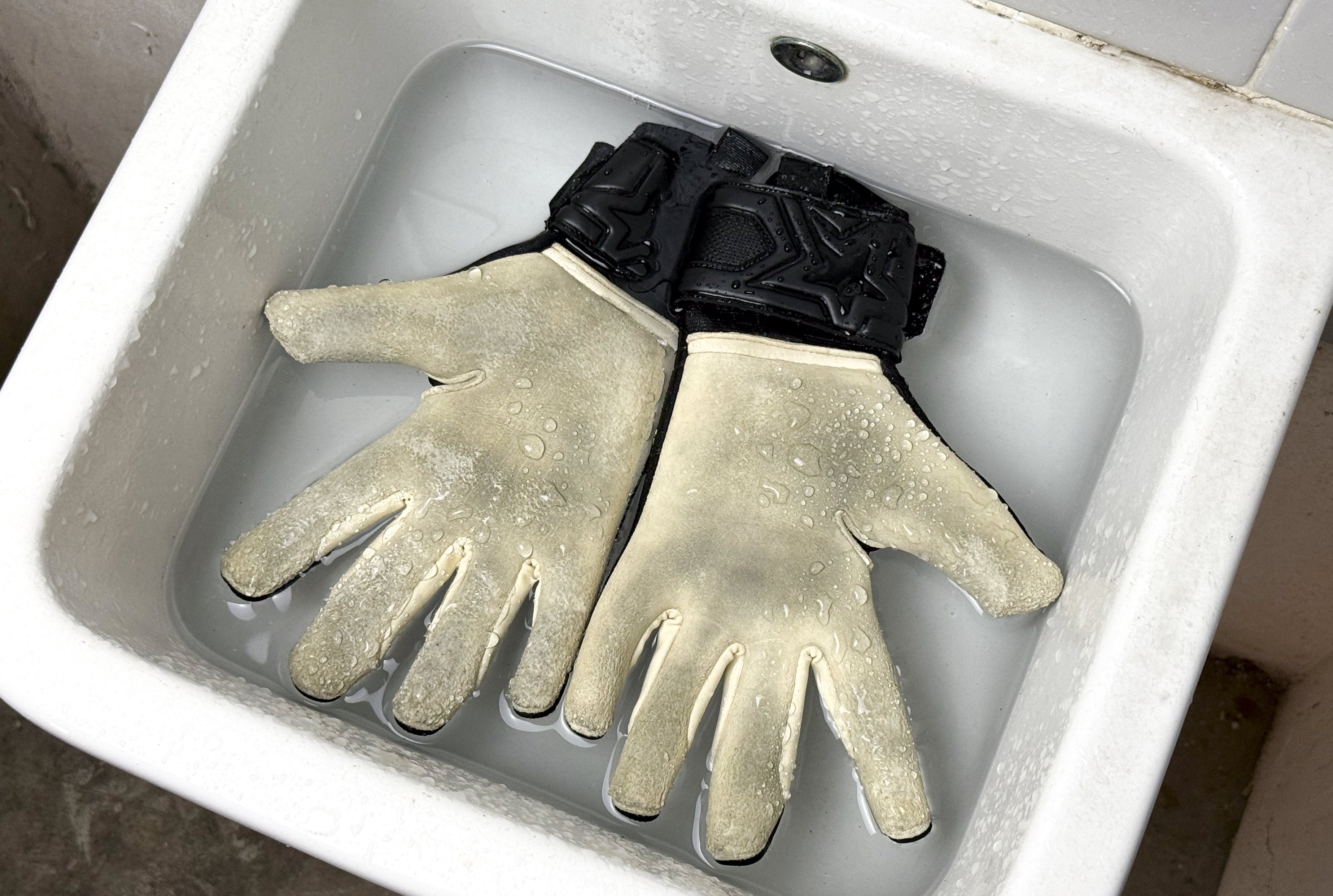 Come Lavare i guanti da portiere per una durata maggiore. 