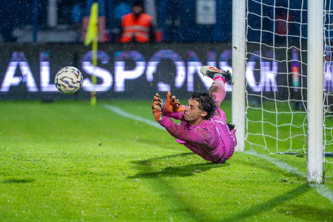 Guanti da portiere per ogni superficie: erba naturale, sintetica e terra
